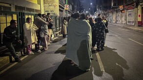 Personas desalojando sus viviendas tras Alerta Sísmica en México.