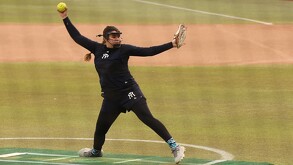 Yanina Treviño, pitcher de Sultanes Femenil durante la práctica en el Walmart Park.