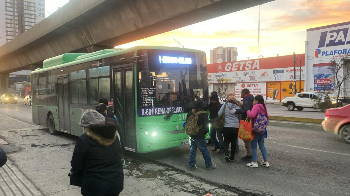 Usuarios deteniendo camión en Monterrey.