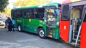 Choque entre camiones del transporte público deja más de 30 lesionados en Guadalajara.