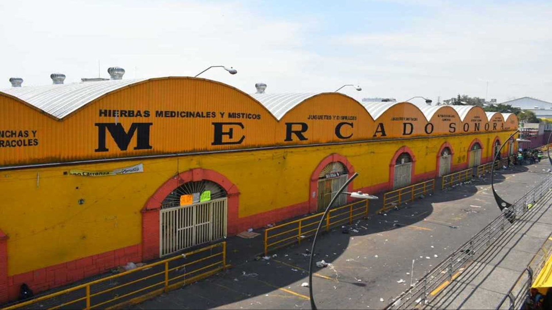 Las autoridades buscan frenar el maltrato, pero locatarios y franeleros operan en la clandestinidad.