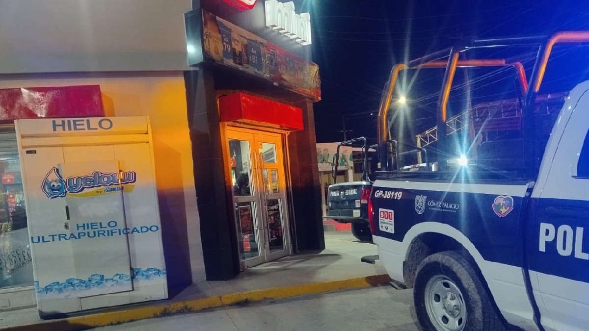 Tienda Oxxo por fuera y ambulancias de Policía Municipal.