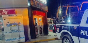 Tienda Oxxo por fuera y ambulancias de Policía Municipal.