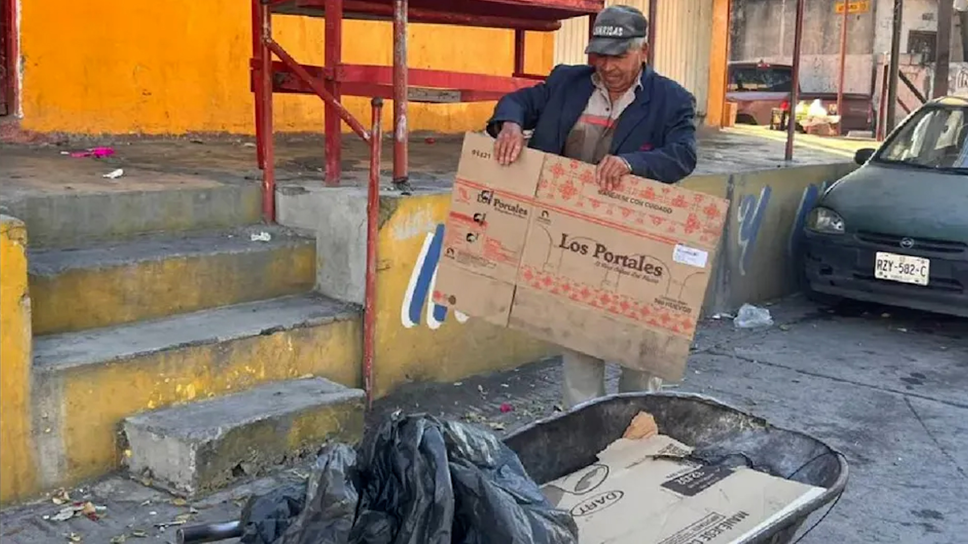 Ni la edad, ni el frío intenso, ni el cansancio han sido suficientes para evitar que Don Ponciano y Santana Javier salgan a trabajar pese el frío en Monterrey.
