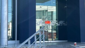 Puerta de vidrio de institución bancaria