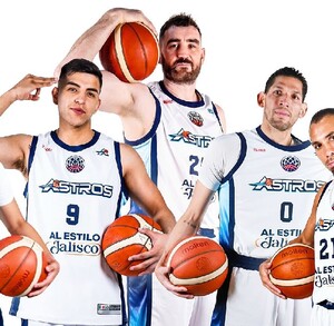 Astros de Jalisco debutan en la Champions League de las Américas ante Caimanes en Medellín. Diego Willis destaca la versatilidad del equipo mexicano.