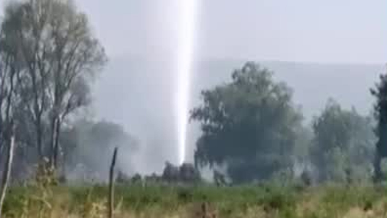 Autoridades de los tres órdenes de gobierno atienden una fuga de hidrocarburo en la colonia San Primitivo, en Tlahuelilpan, Hidalgo.