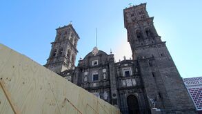 El atrio catedral de Puebla continua con diversas reparaciones, a las cuales, se suman las afectacciones por el incendio provocado a uno de los portones.