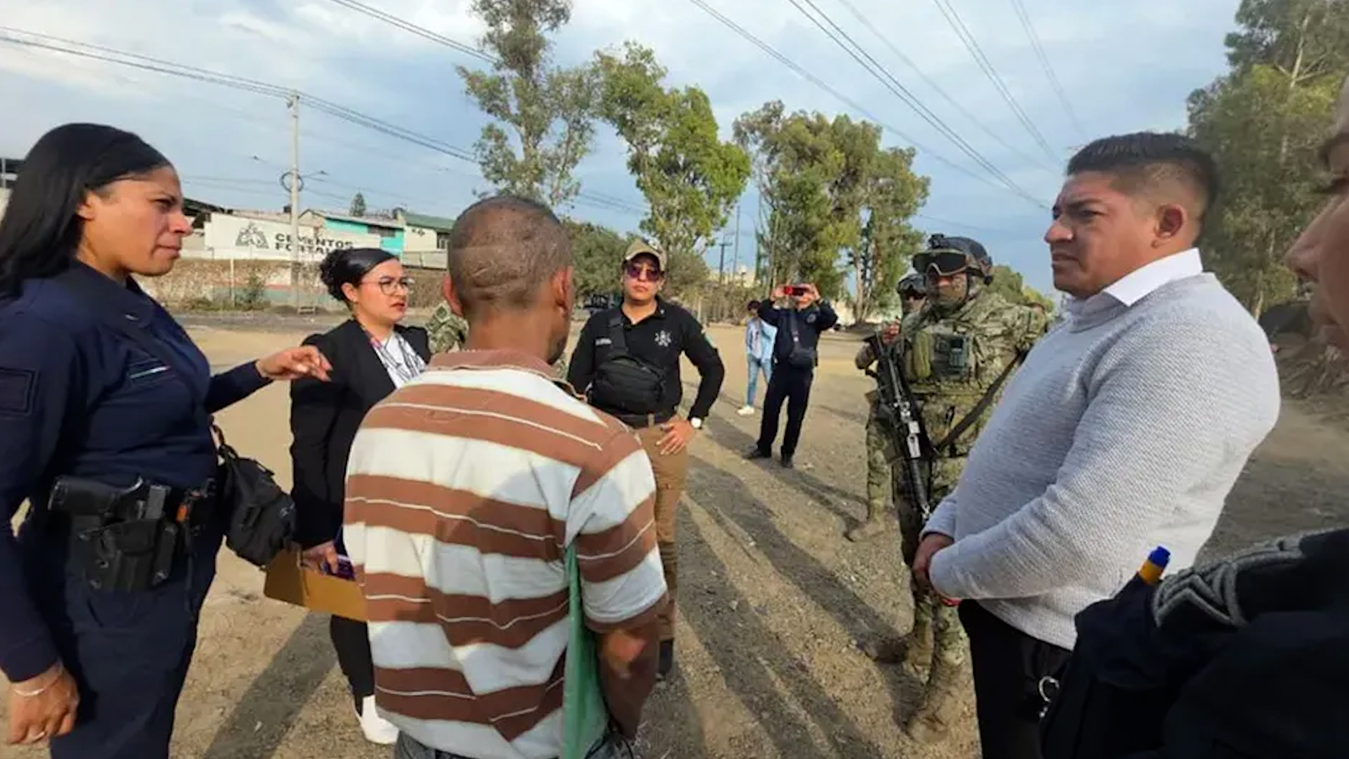 Autoridades entregaron al infante al DIF municipal por abandono. El padre pide ayuda para recuperarlo.