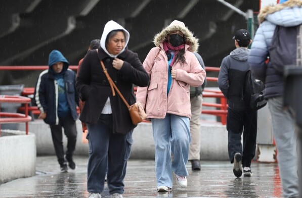 Regios caminando con frío en Monterrey.