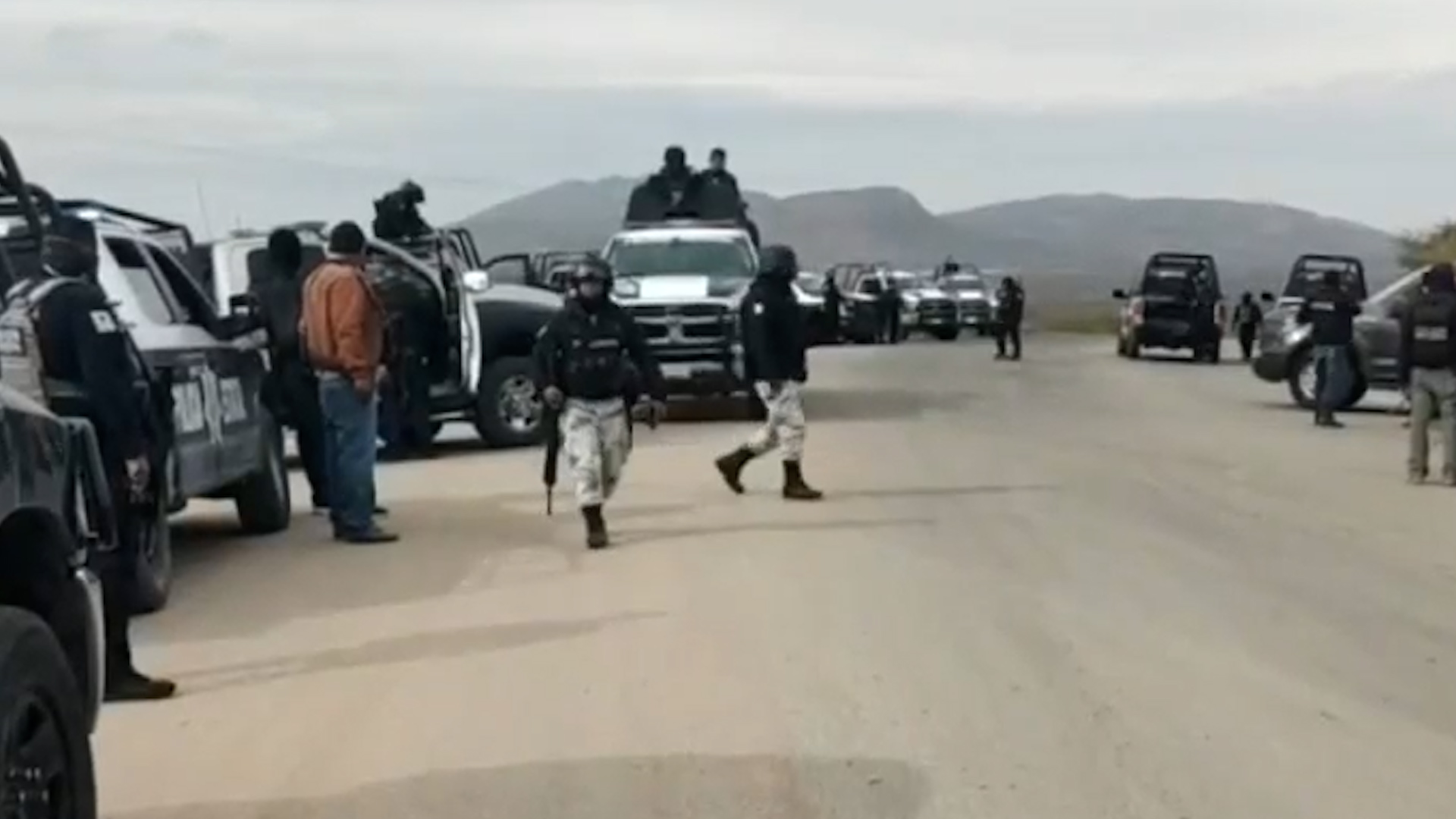 Tras reportes de hombres armados, Fuerza Civil y Sedena aseguraron fusiles y equipo táctico. Los civiles se rindieron sin resistencia.