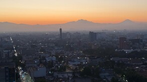 Edificios desalojados en la Ciudad de México tras sismo.