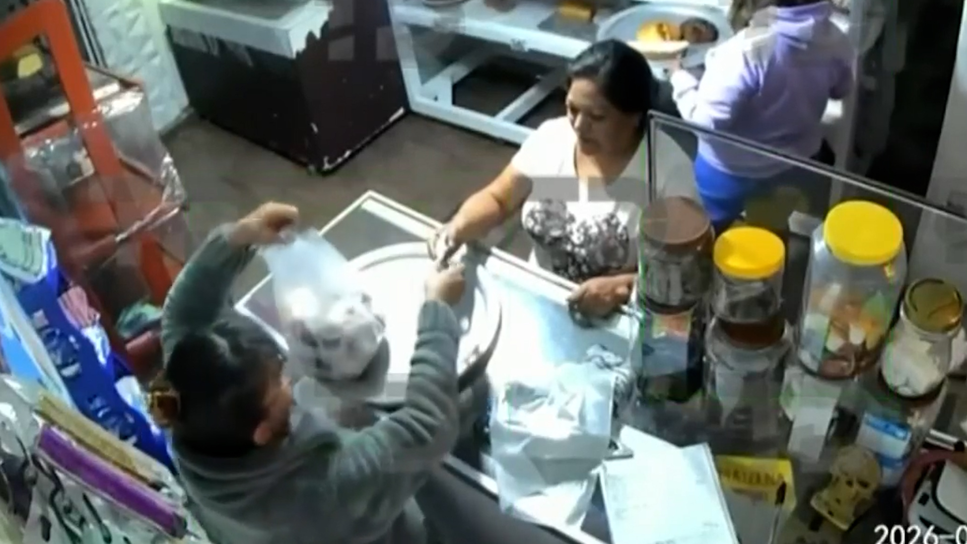 Cámaras de seguridad captan a una mujer intentando pagar con billetes falsos en el Edomex. Un delito grave que podría terminar en prisión para los responsables.