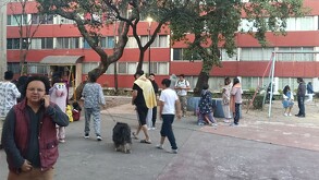 Personas esperando regresar sus viviendas tras Alerta Sísmica en México.
