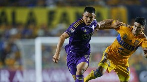 César Araujo enfrentando a Tigres en la Champions Cup.