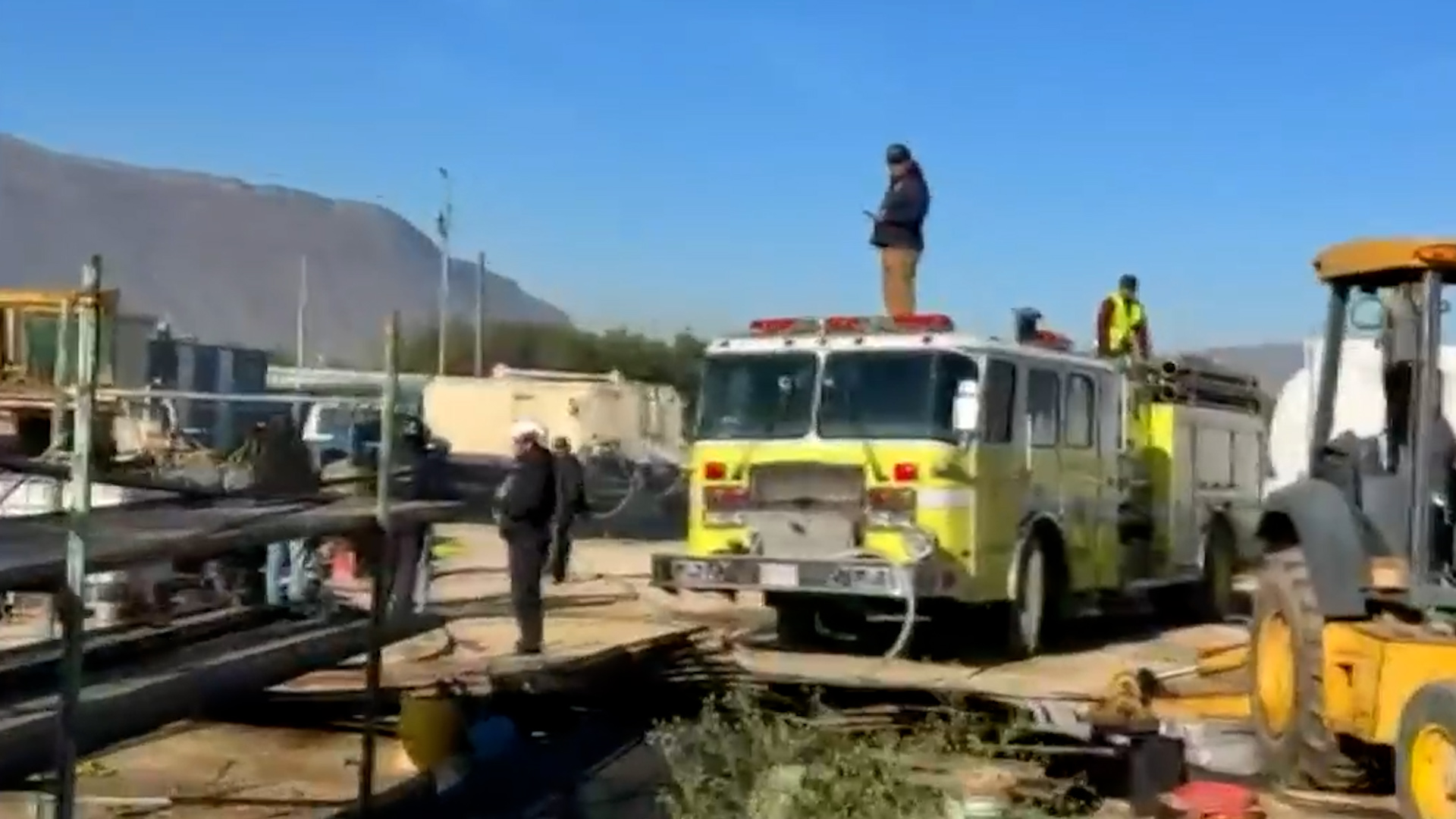 Un chispazo durante labores de soldadura cerca de un tanque de gas provocó un incendio en un centro comercial en García, NL.