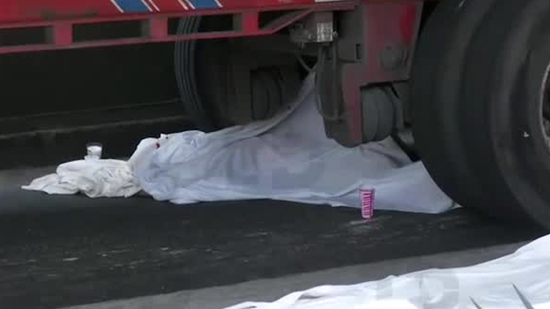 La zona donde ocurrieron los hechos fue asegurada por elementos de la fiscalía.