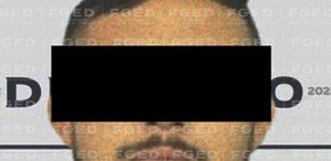 Cara de hombre censurada con rectángulo en color negro