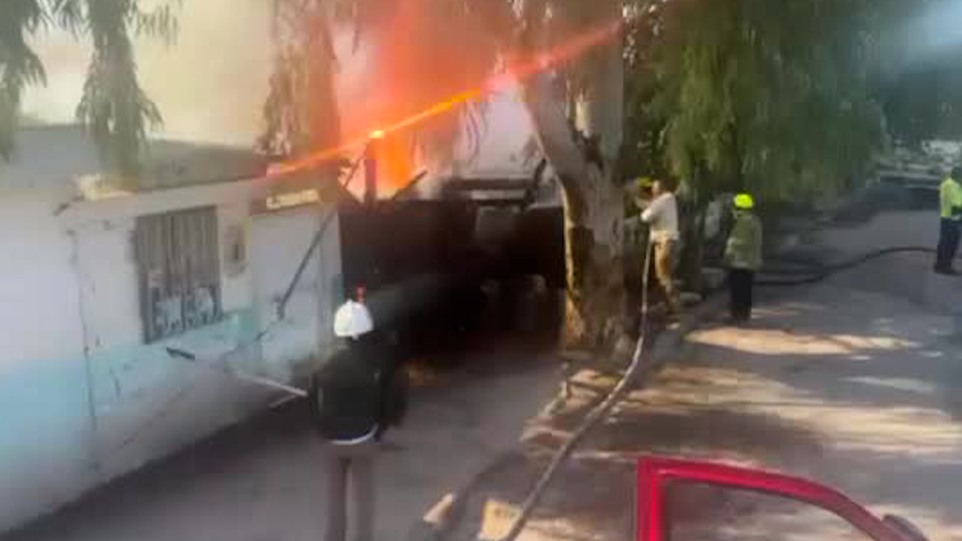 Un voraz incendio registrado la tarde de este miércoles en la colonia Aviación dejó como saldo a un hombre de la tercera edad con quemaduras de consideración.