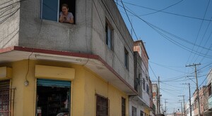 Personas consumiendo alcohol en la calle y un vecino alarmando llamando a la policía.