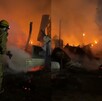 Bomberos combatiendo incendio en Juárez.