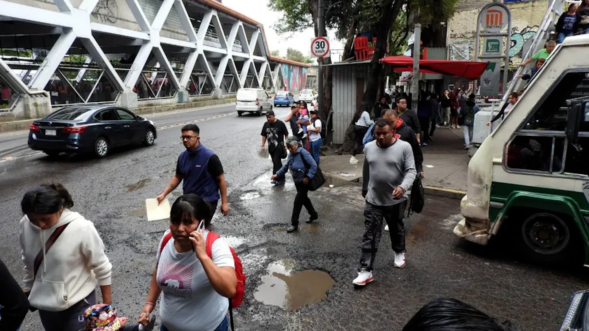 Usuarios quedaron varados por varios minutos tras un corte de energía eléctrica.