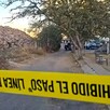 Cinta policiaca amarilla acordonando una zona de terrenos baldíos con patrullas de la Policía de Guadalajara de fondo