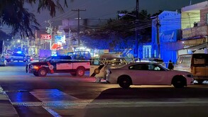 Policías de Guadalupe acordonando área de asesinato.
