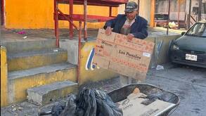Adulto mayor trabajando en frío en Monterrey.