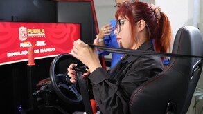 Mujer en el simulador para la prueba práctica de conducir en Puebla.