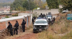 Patrullas y oficiales de la Guardia Civil de Guanajuato sobre un camino de tierra a las afueras de un terreno con maleza alrededor