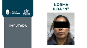 Ficha de imputación de la Fiscalía del Estado de Jalisco con fotografía y nombre de una mujer viendo de frente con los ojos censurados por un recuadro negro