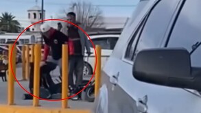 sujeto golpeando a un joven en el estacionamiento de un centro comercial en San Pedro, Coahuila.