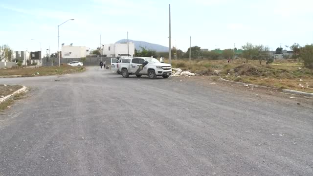 El reporte de restos óseos en un terreno baldío ubicado en los límites de Escobedo y El Carmen movilizó a peritos de la Fiscalía.