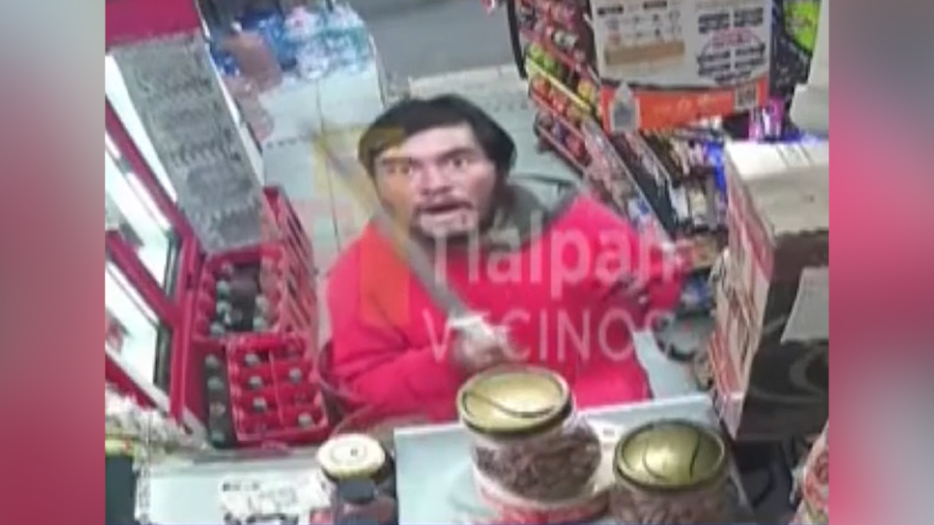 El sujeto, que incluso sonrió a las cámaras de seguridad, no ha sido capturado.