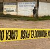 Cinta de policía impide el paso a una zona donde ocurrió un crimen en el municipio de Acayucan, Veracruz.