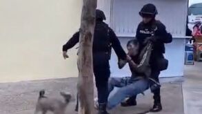 Imagen del momento en el que policías del estado de Oaxaca arrastran a mujer por las calles del centro.