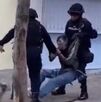 Imagen del momento en el que policías del estado de Oaxaca arrastran a mujer por las calles del centro.