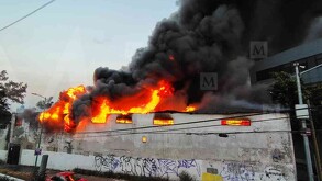 Fábrica de plástico laminado se incendia en la colonia San Pedro de los Pinos; humo alerta a los vecinos.