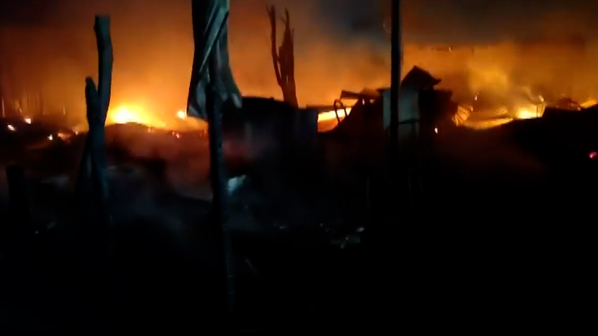 El fuego, presuntamente iniciado por braseros para mitigar el frío, consumió viviendas de madera y lámina.