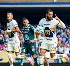 Juninho celebrando su primer gol con Pumas ante León.