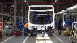 Se observa a varios hombres dentro de una empresa.Se ve que trabajan.