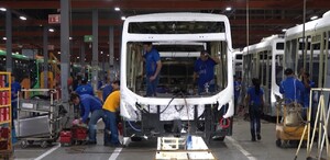 Se observa a varios hombres dentro de una empresa.Se ve que trabajan.