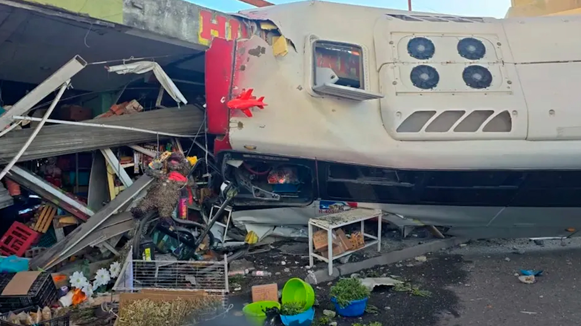 Locatarios llevan semanas sin poder trabajar por las afectaciones a sus negocios.