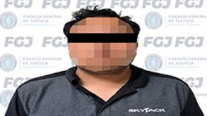 un hombre detenido con los ojos cubiertos