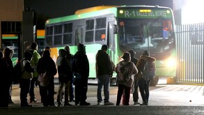 Personas esperando el camión en Monterrey.