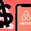 Celular con la aplicación de Airbnb abierta al lado de la sombra de una mano con el signo de pesos delante de un letrero de Airbnb