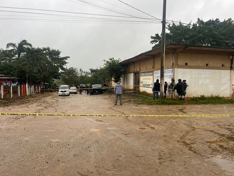 Policía y Ejército resguardan una zona de crimen en el municipio de Acayucan, en Veracruz.