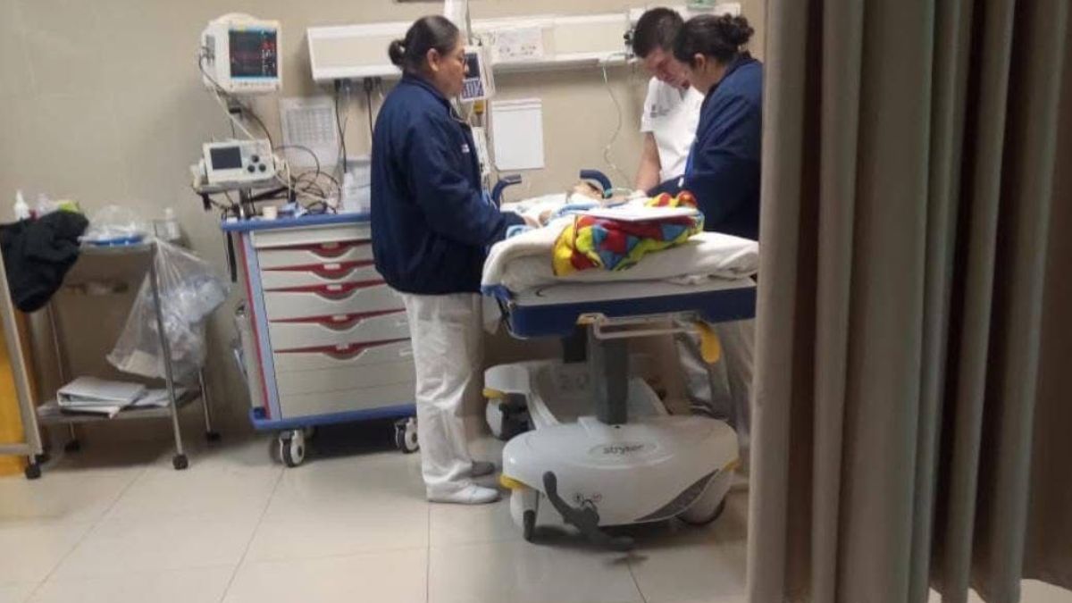 William Alexis siendo atendido en la Clínica 71 del IMSS de Torreón.