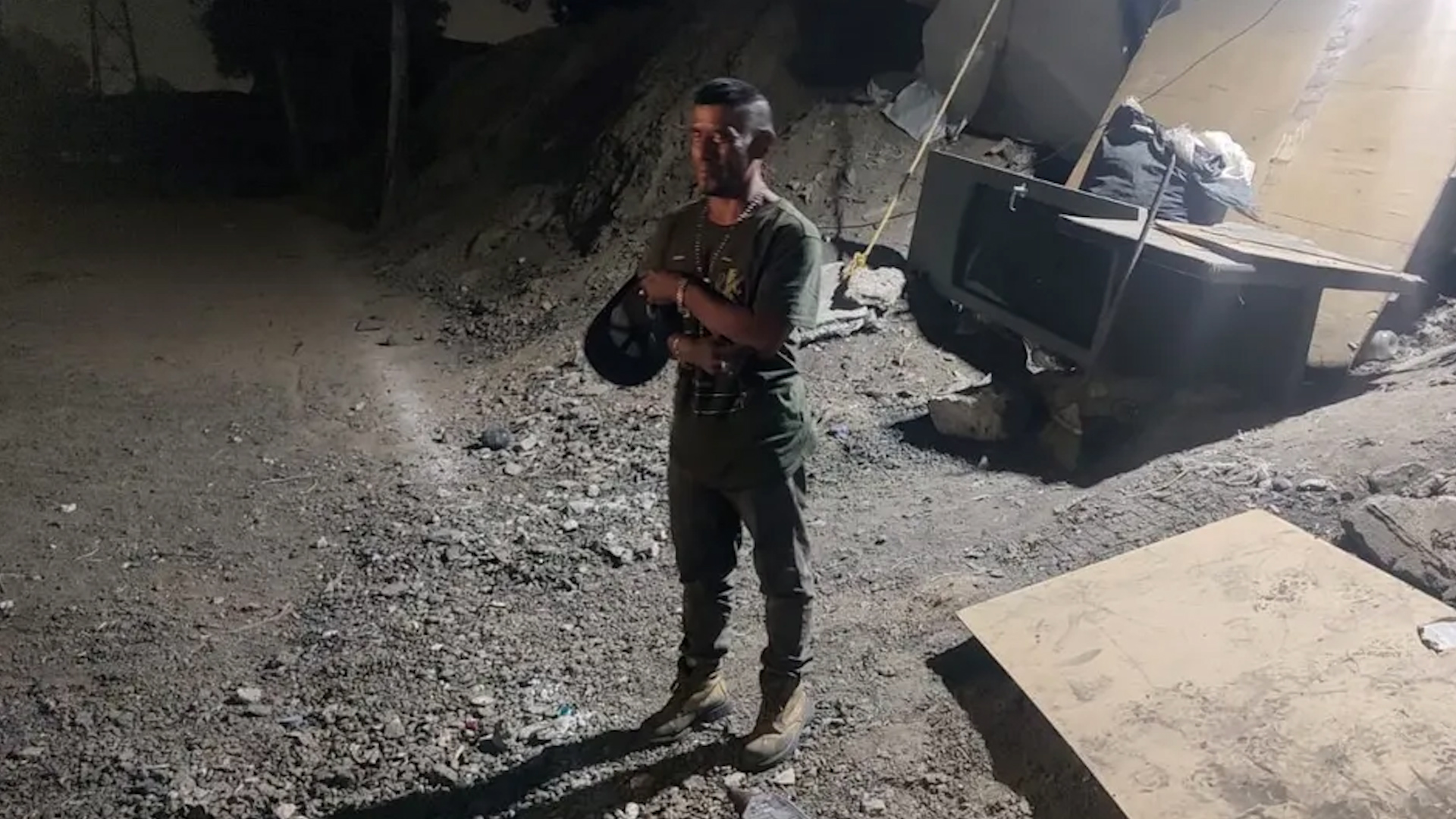 El padre del infante declara que salió a trabajar cuando policías se llevaron al menor.